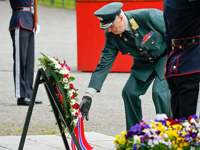 King Harald lays a wreath at the national monument. Photo: Lise Åserud, NTB scanpix.